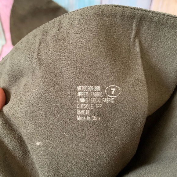 Elegant Floral Embroidered Knee-High Boots - Picture 10 of 10